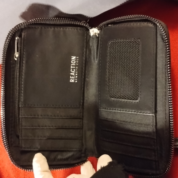 Kenneth Cole Reaction Wallet - Picture 3 of 4